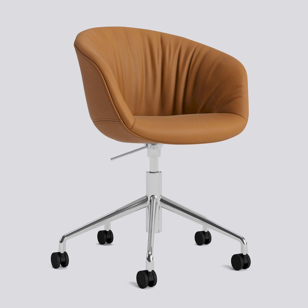 Chaise de bureau About A Chair AAC 53 de Hee Welling - Hay-Garnissage intégral matelassé Sense Cognac, aluminium poli, piètement pivotant 5 branches à roulettes et vérin-The Woods Gallery