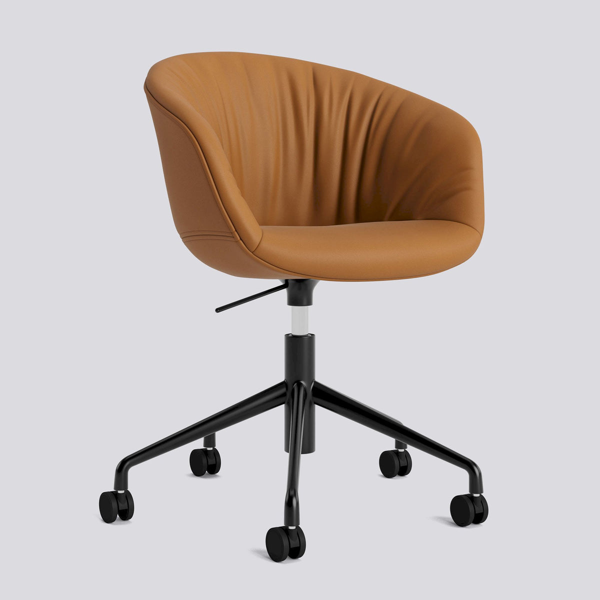 Chaise de bureau About A Chair AAC 53 de Hee Welling - Hay-Garnissage intégral matelassé Sense Cognac, aluminium thermolaqué noir, piètement pivotant 5 branches à roulettes et vérin-The Woods Gallery