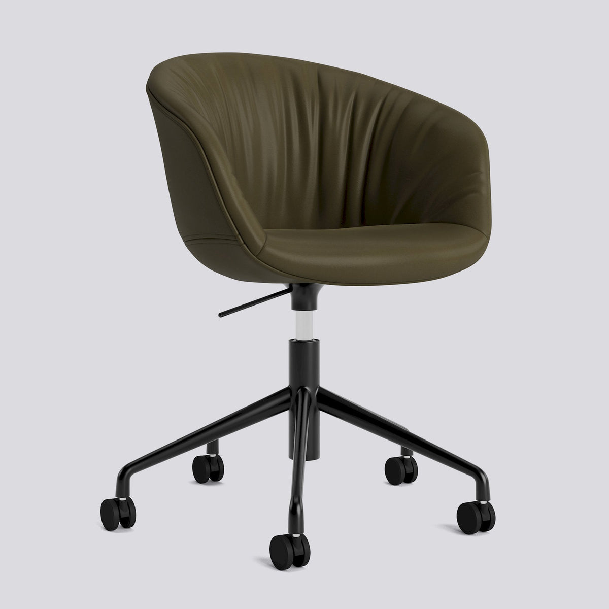 Chaise de bureau About A Chair AAC 53 de Hee Welling - Hay-Garnissage intégral matelassé Sense Forest, aluminium thermolaqué noir, piètement pivotant 5 branches à roulettes et vérin-The Woods Gallery