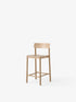 Chaise de comptoir Betty TK12 de Thau & Kallio - &Tradition-Chêne massif laqué-Assise bois-Sans revêtement-The Woods Gallery