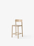 Chaise de comptoir Betty TK12 de Thau & Kallio - &Tradition-Chêne massif laqué-Sangles de lin naturel-Sans revêtement-The Woods Gallery