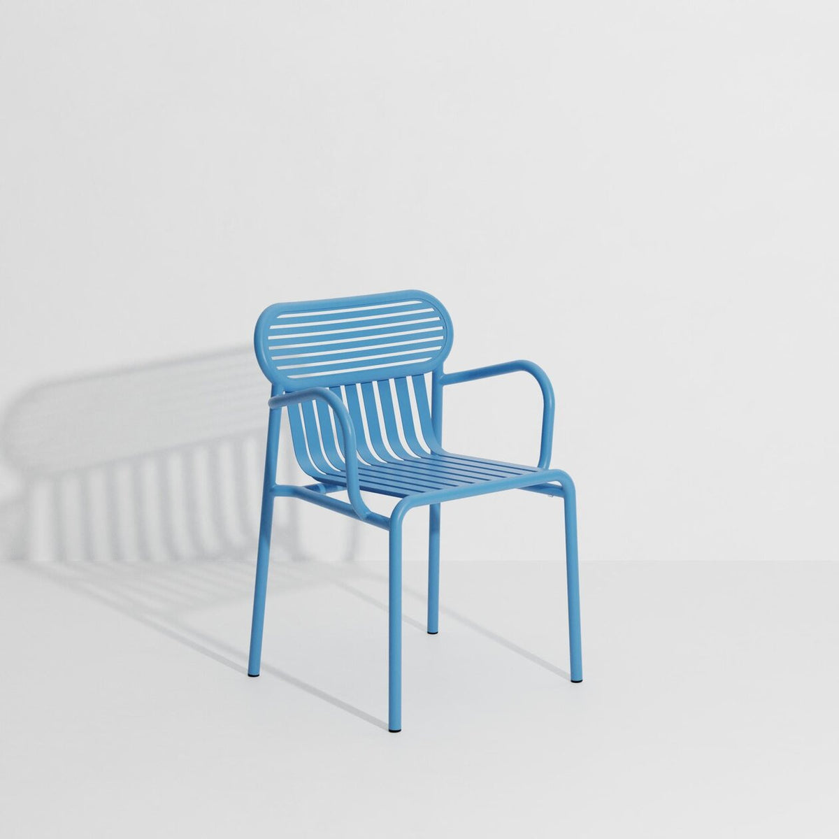 Chaise de jardin avec accoudoirs Week-End de Studio Brichet-Ziegler - Petite Friture-Bleu Ciel-The Woods Gallery