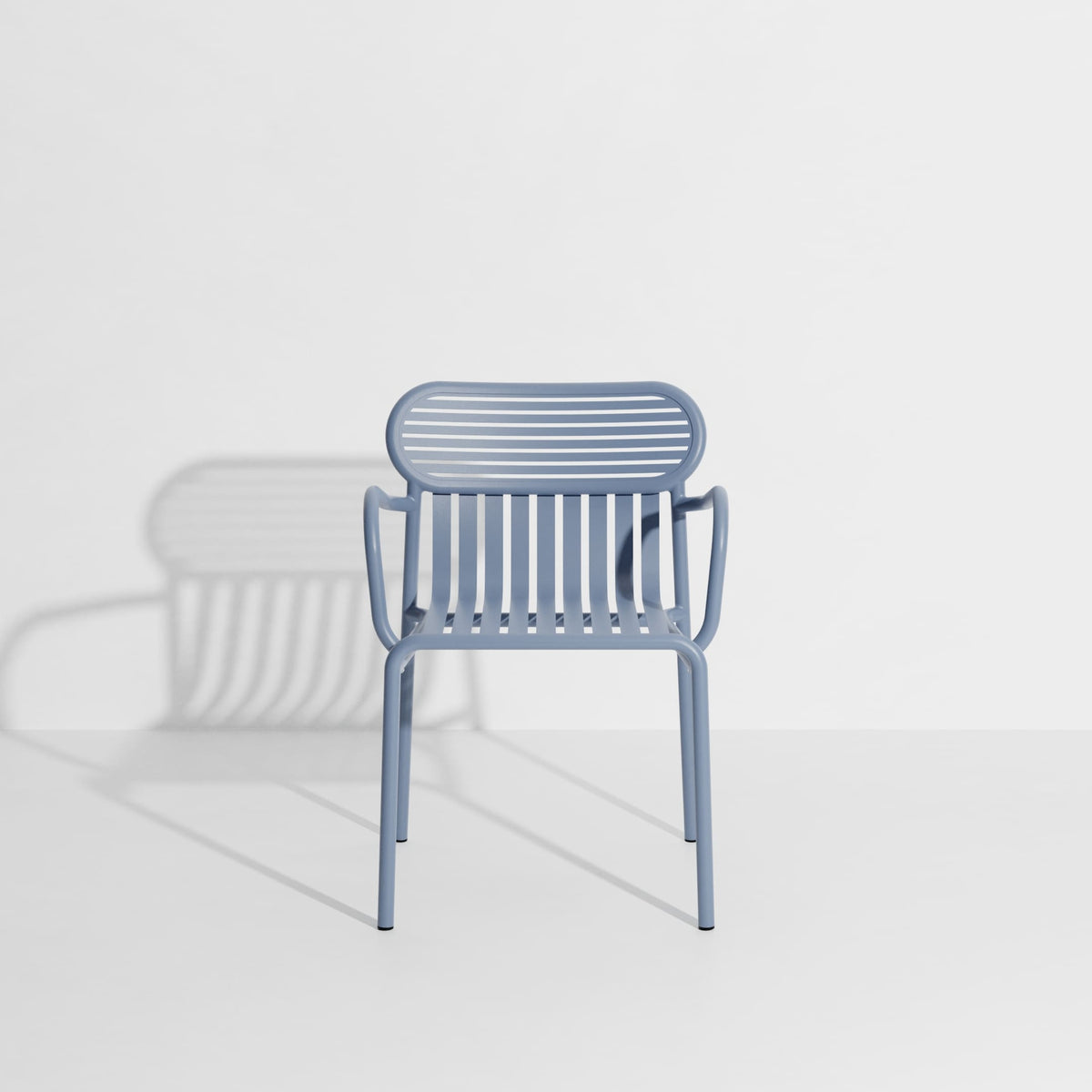 Chaise de jardin avec accoudoirs Week-End de Studio Brichet-Ziegler - Petite Friture-Bleu Pigeon-The Woods Gallery