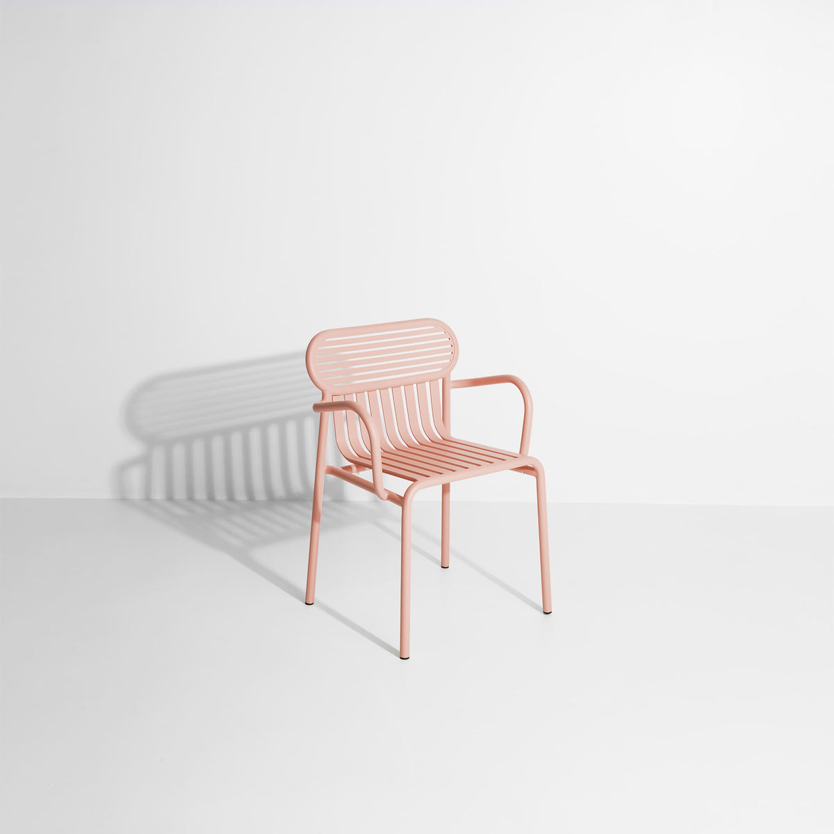 Chaise de jardin avec accoudoirs Week-End de Studio Brichet-Ziegler - Petite Friture-Blush-The Woods Gallery