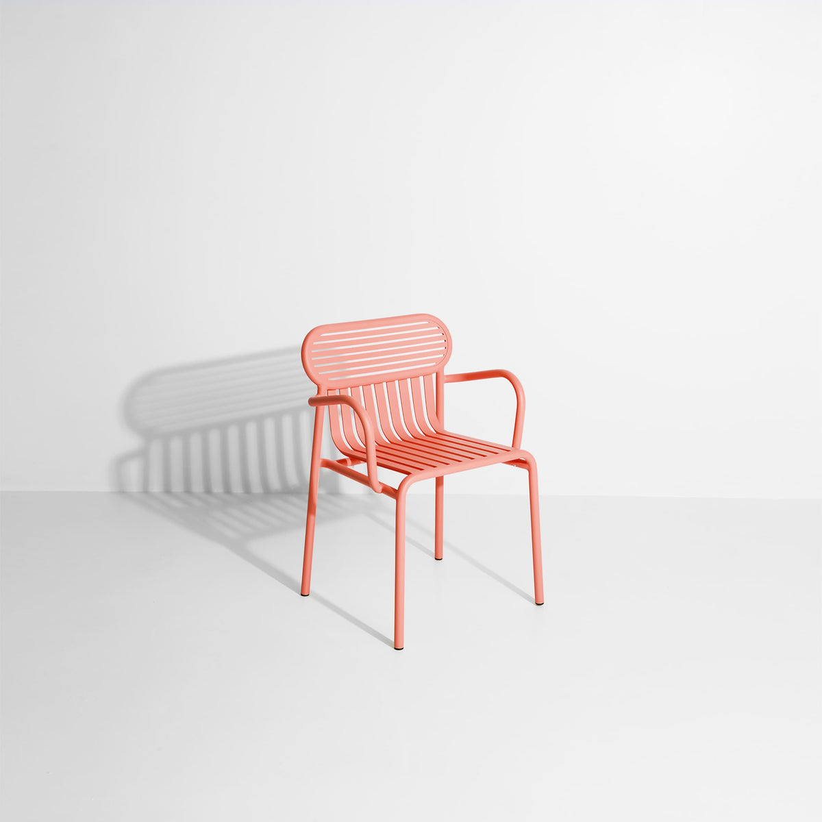 Chaise de jardin avec accoudoirs Week-End de Studio Brichet-Ziegler - Petite Friture-Corail-The Woods Gallery