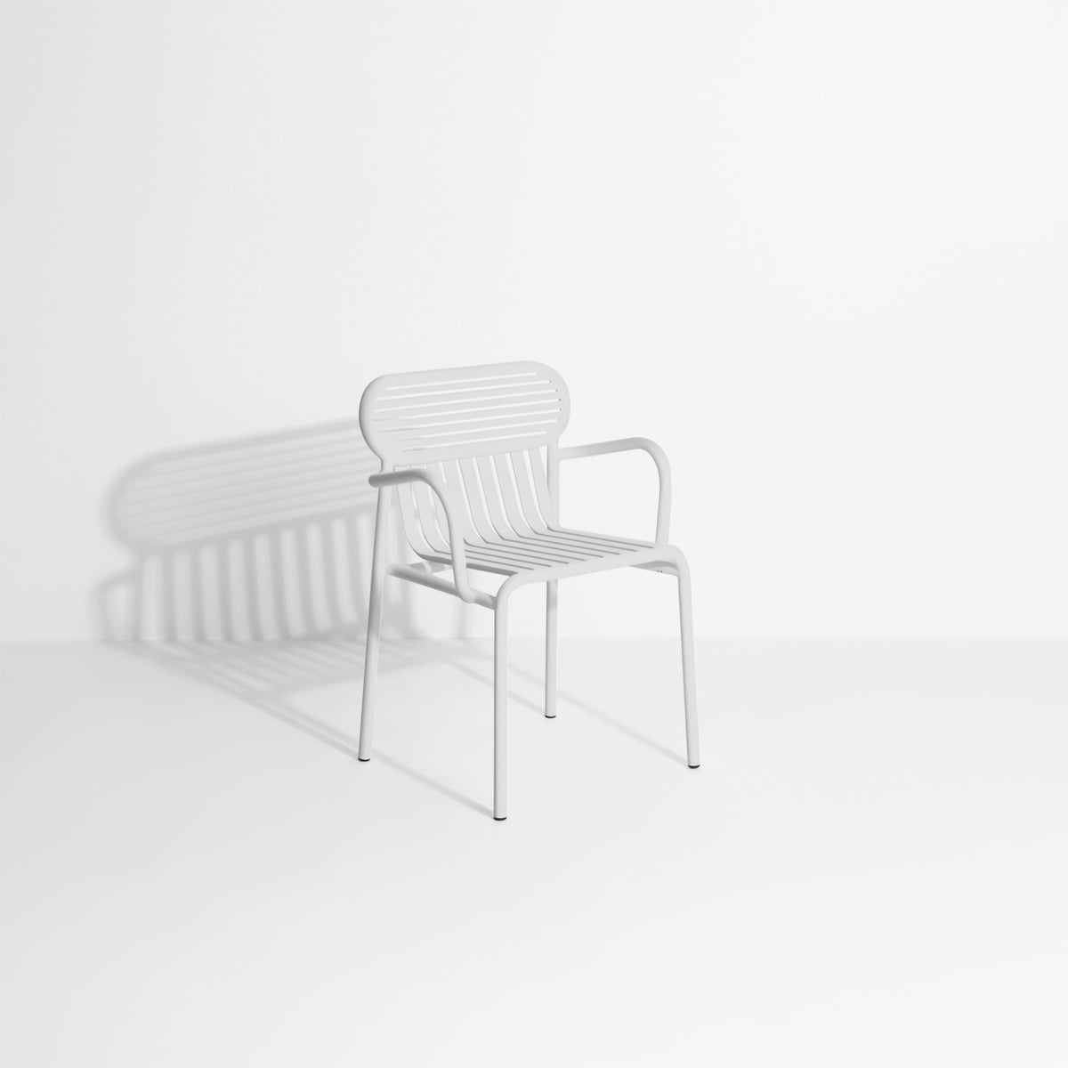 Chaise de jardin avec accoudoirs Week-End de Studio Brichet-Ziegler - Petite Friture-Gris perle-The Woods Gallery