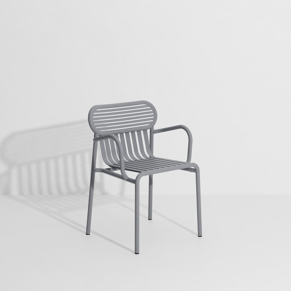 Chaise de jardin avec accoudoirs Week-End de Studio Brichet-Ziegler - Petite Friture-Gris pierre-The Woods Gallery
