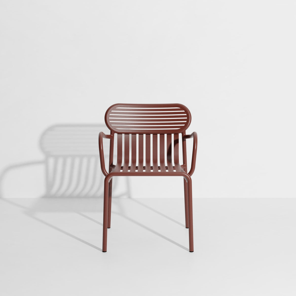 Chaise de jardin avec accoudoirs Week-End de Studio Brichet-Ziegler - Petite Friture-Rouge-Brun-The Woods Gallery