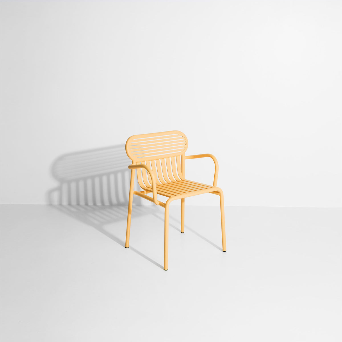 Chaise de jardin avec accoudoirs Week-End de Studio Brichet-Ziegler - Petite Friture-Safran-The Woods Gallery