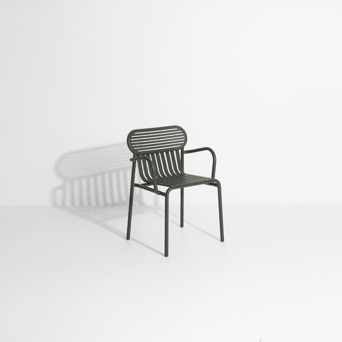 Chaise de jardin avec accoudoirs Week-End de Studio Brichet-Ziegler - Petite Friture-Vert bouteille-The Woods Gallery