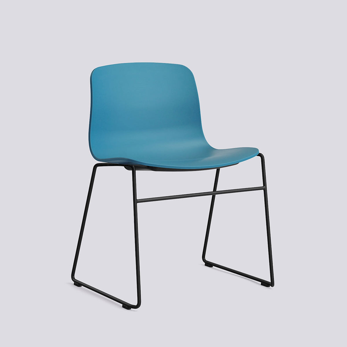 Chaise empilable About A Chair AAC 08 de Hee Welling - Hay-Polypropylène recyclé Azure blue, acier thermolaqué noir, piètement luge-The Woods Gallery