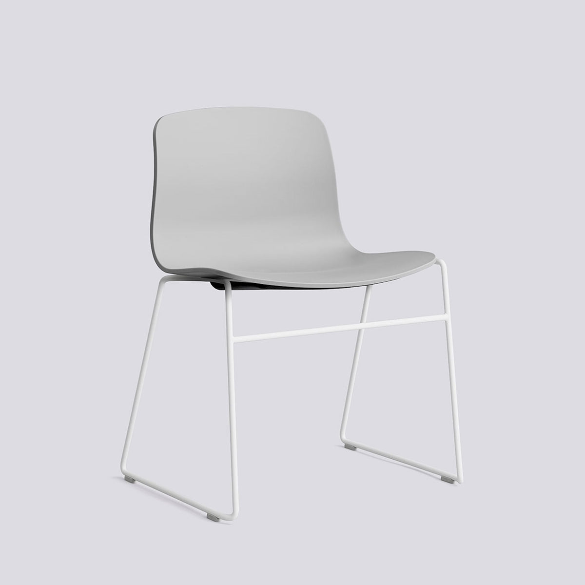 Chaise empilable About A Chair AAC 08 de Hee Welling - Hay-Polypropylène recyclé Concrete grey, acier thermolaqué blanc, piètement luge-The Woods Gallery