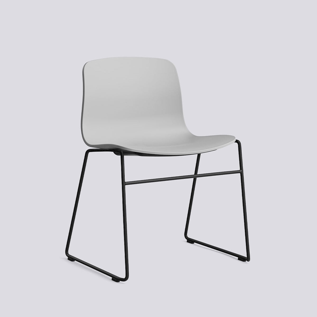 Chaise empilable About A Chair AAC 08 de Hee Welling - Hay-Polypropylène recyclé Concrete grey, acier thermolaqué noir, piètement luge-The Woods Gallery