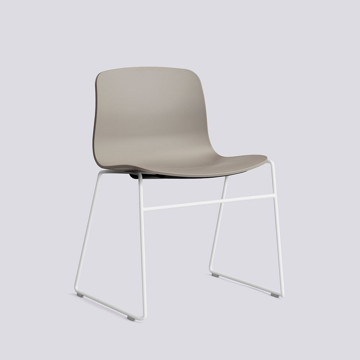 Chaise empilable About A Chair AAC 08 de Hee Welling - Hay-Polypropylène recyclé Khaki, acier thermolaqué blanc, piètement luge-The Woods Gallery