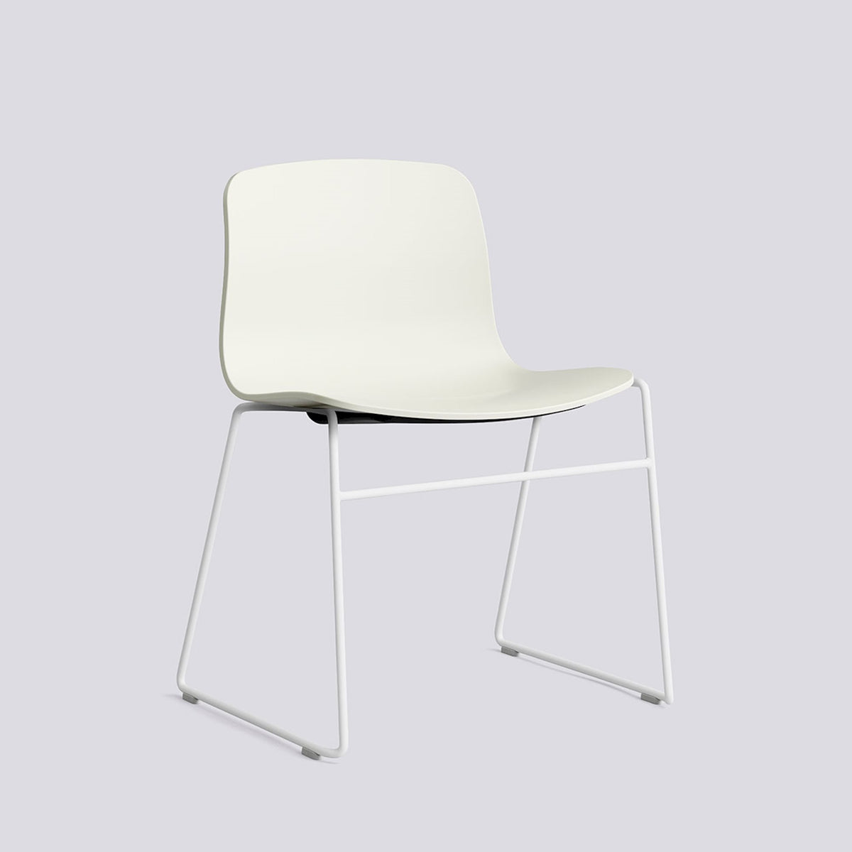 Chaise empilable About A Chair AAC 08 de Hee Welling - Hay-Polypropylène recyclé Melange cream, acier thermolaqué blanc, piètement luge-The Woods Gallery