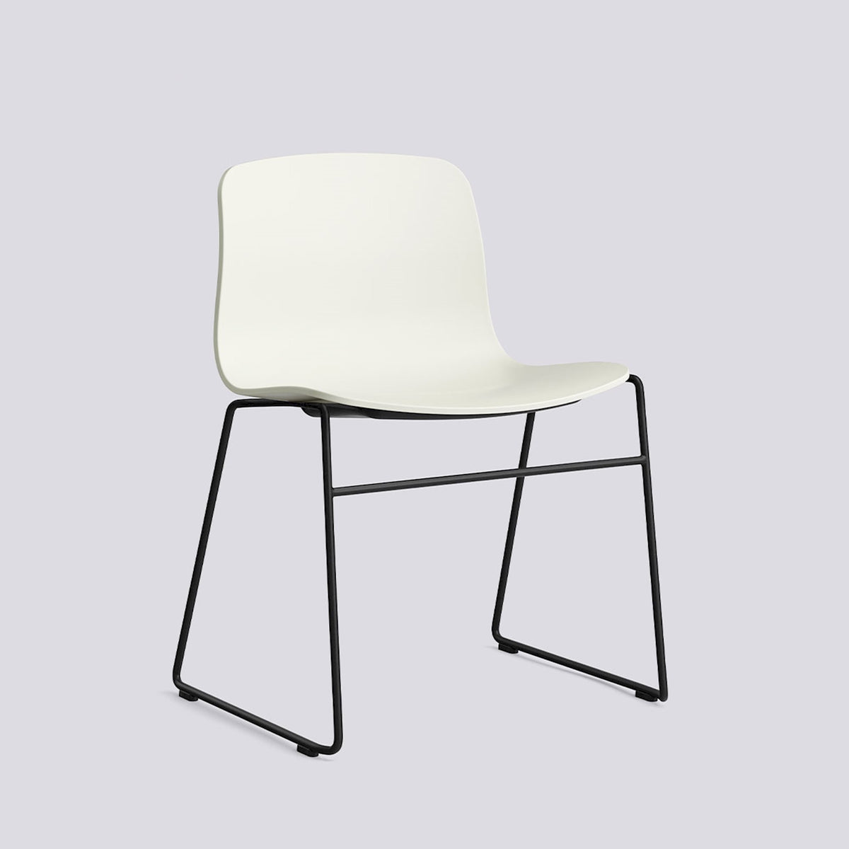 Chaise empilable About A Chair AAC 08 de Hee Welling - Hay-Polypropylène recyclé Melange cream, acier thermolaqué noir, piètement luge-The Woods Gallery
