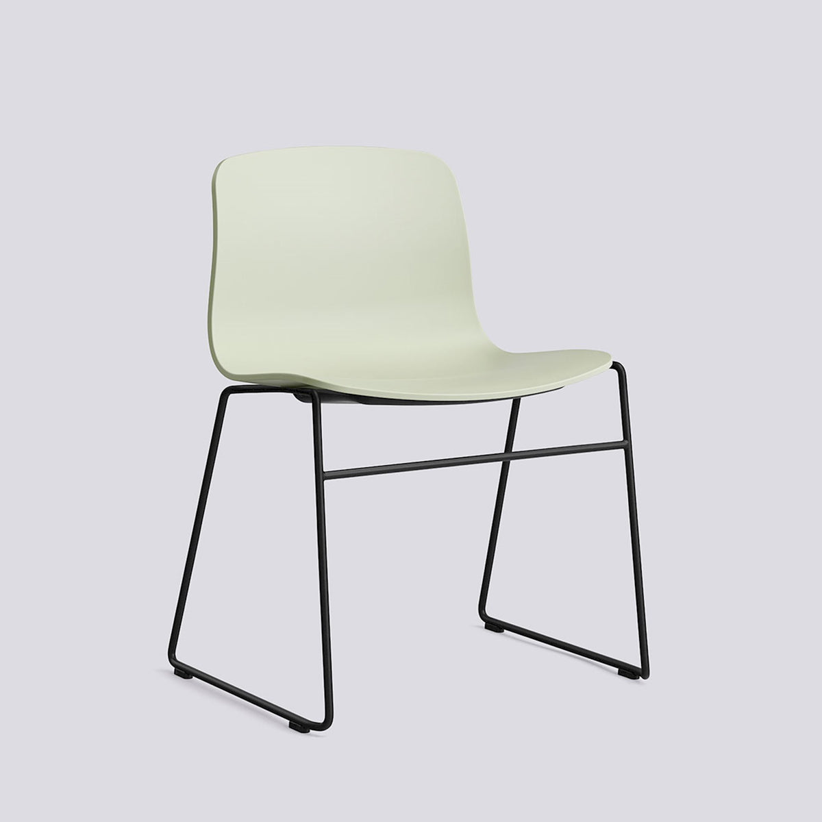 Chaise empilable About A Chair AAC 08 de Hee Welling - Hay-Polypropylène recyclé Pastel green, acier thermolaqué noir, piètement luge-The Woods Gallery