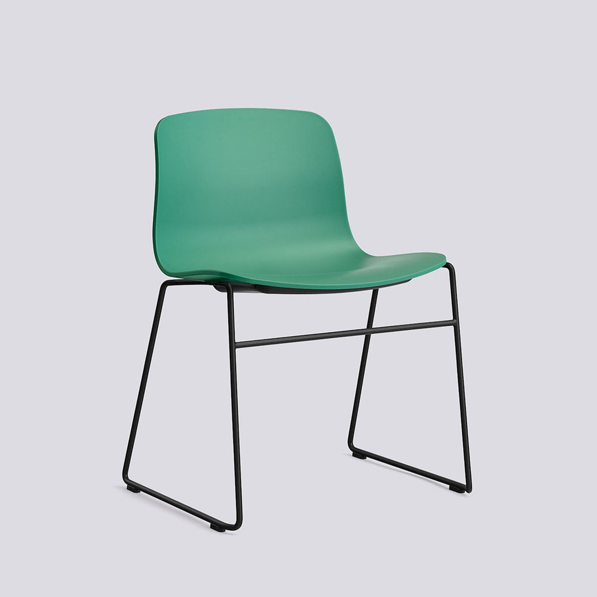 Chaise empilable About A Chair AAC 08 de Hee Welling - Hay-Polypropylène recyclé Teal green, acier thermolaqué noir, piètement luge-The Woods Gallery