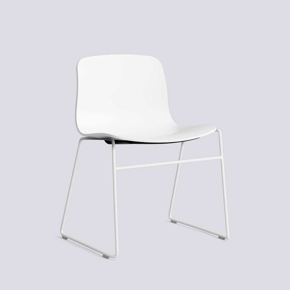 Chaise empilable About A Chair AAC 08 de Hee Welling - Hay-Polypropylène recyclé blanc, acier thermolaqué blanc, piètement luge-The Woods Gallery