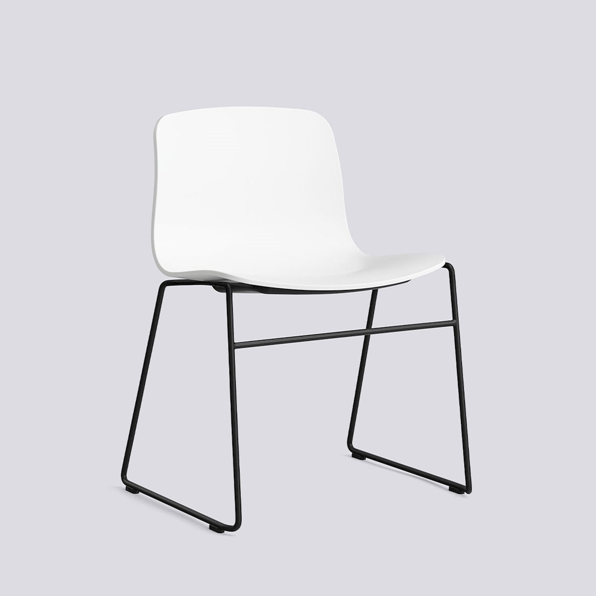 Chaise empilable About A Chair AAC 08 de Hee Welling - Hay-Polypropylène recyclé blanc, acier thermolaqué noir, piètement luge-The Woods Gallery