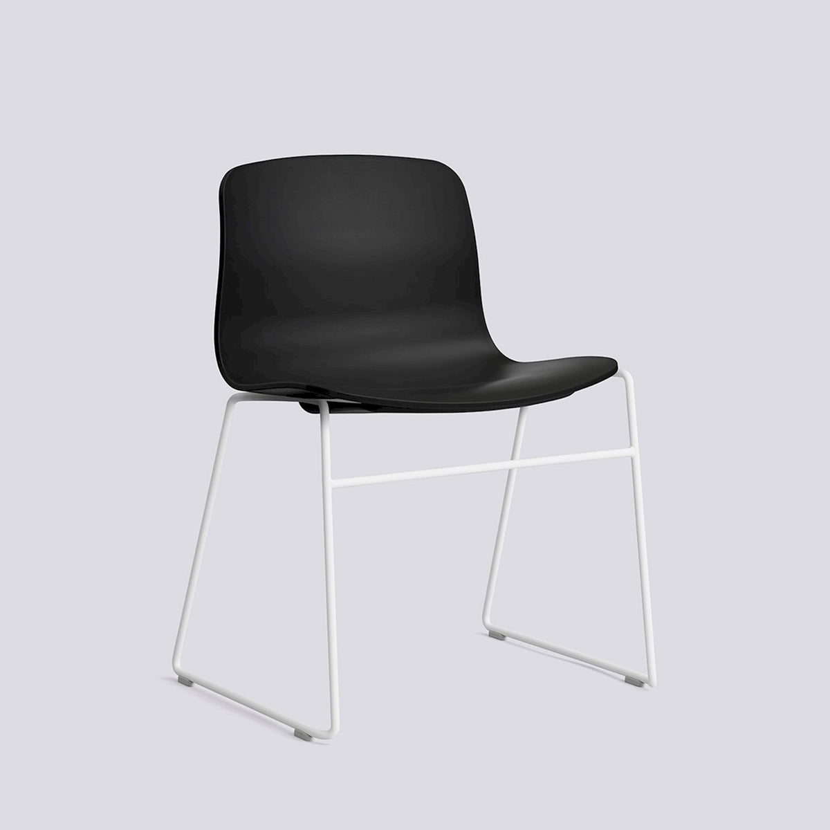 Chaise empilable About A Chair AAC 08 de Hee Welling - Hay-Polypropylène recyclé noir, acier thermolaqué blanc, piètement luge-The Woods Gallery