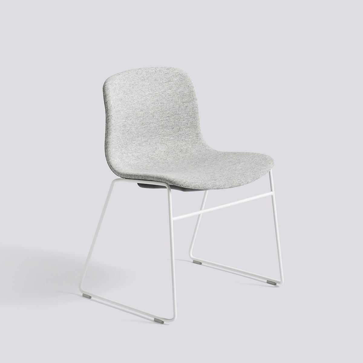 Chaise empilable About A Chair AAC 09 de Hee Welling - Hay-Garnissage intégral Hallingdal 116, acier thermolaqué blanc, piètement luge-The Woods Gallery