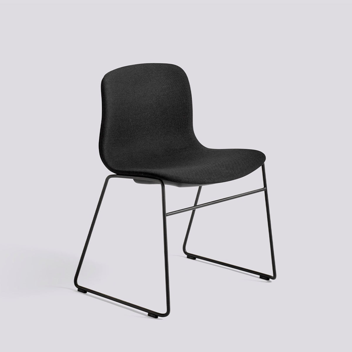 Chaise empilable About A Chair AAC 09 de Hee Welling - Hay-Garnissage intégral Steelcut 190, acier thermolaqué noir, piètement luge-The Woods Gallery