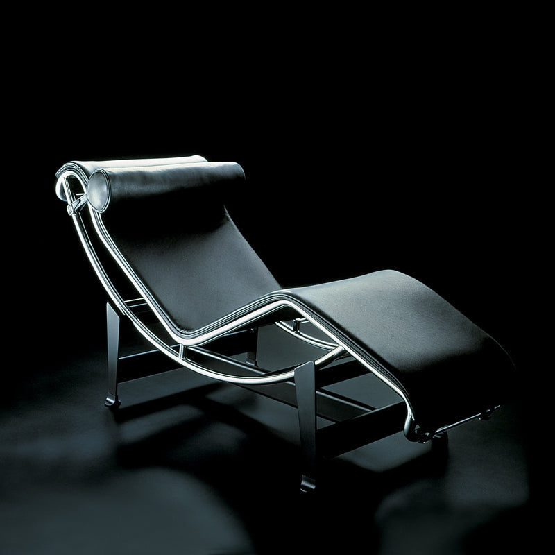 Chaise longue "4" en cuir - Cassina-vue de trois quarts sur fond noir-Cassina