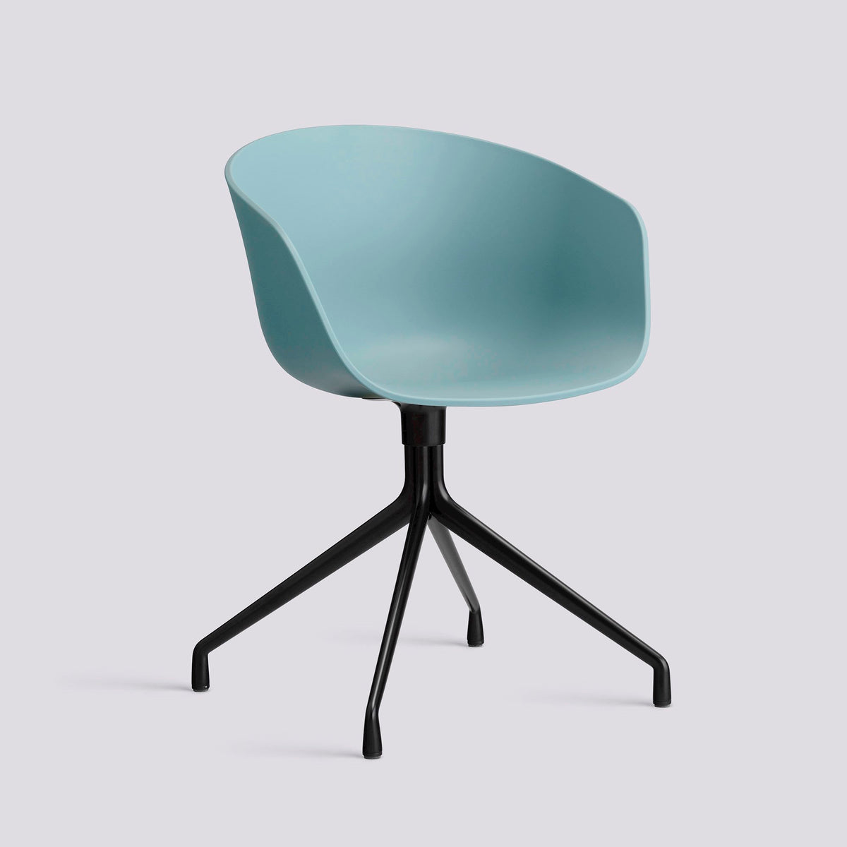 Chaise pivotante About A Chair AAC 20 de Hee Welling - Hay-Polypropylène recyclé Dusty blue, aluminium thermolaqué noir, piètement pivotant 4 branches-The Woods Gallery