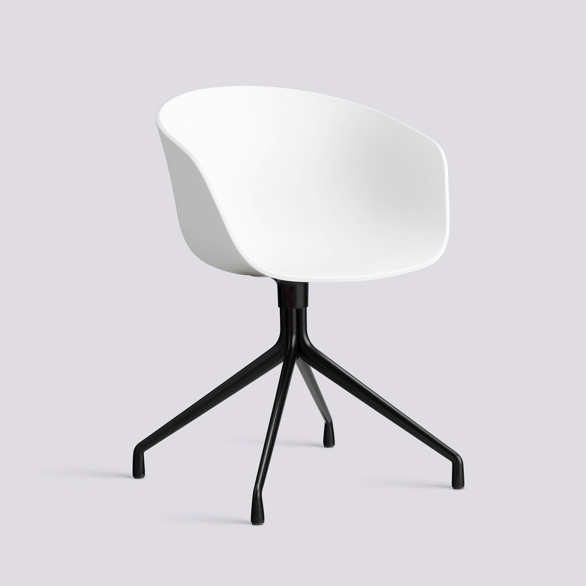 Chaise pivotante About A Chair AAC 20 de Hee Welling - Hay-Polypropylène recyclé blanc, aluminium thermolaqué noir, piètement pivotant 4 branches-The Woods Gallery