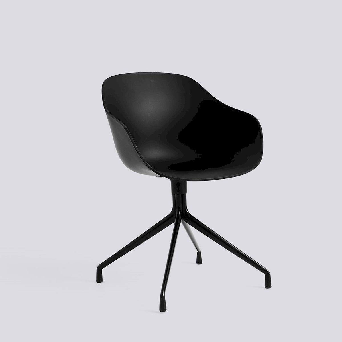 Chaise pivotante About A Chair AAC 220 de Hee Welling - Hay-Polypropylène recyclé noir, aluminium thermolaqué noir, piètement pivotant 4 branches-The Woods Gallery