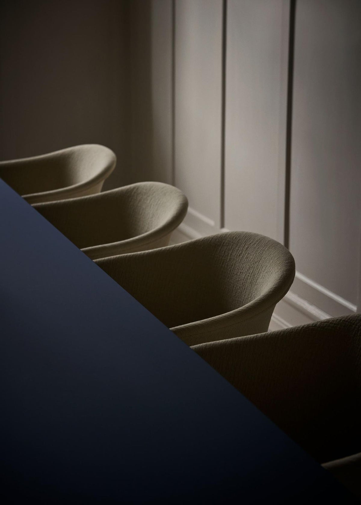Chaise pivotante Elefy JH33 de Jaime Hayon - &amp;Tradition-Noir-Tissu groupe 1-The Woods Gallery