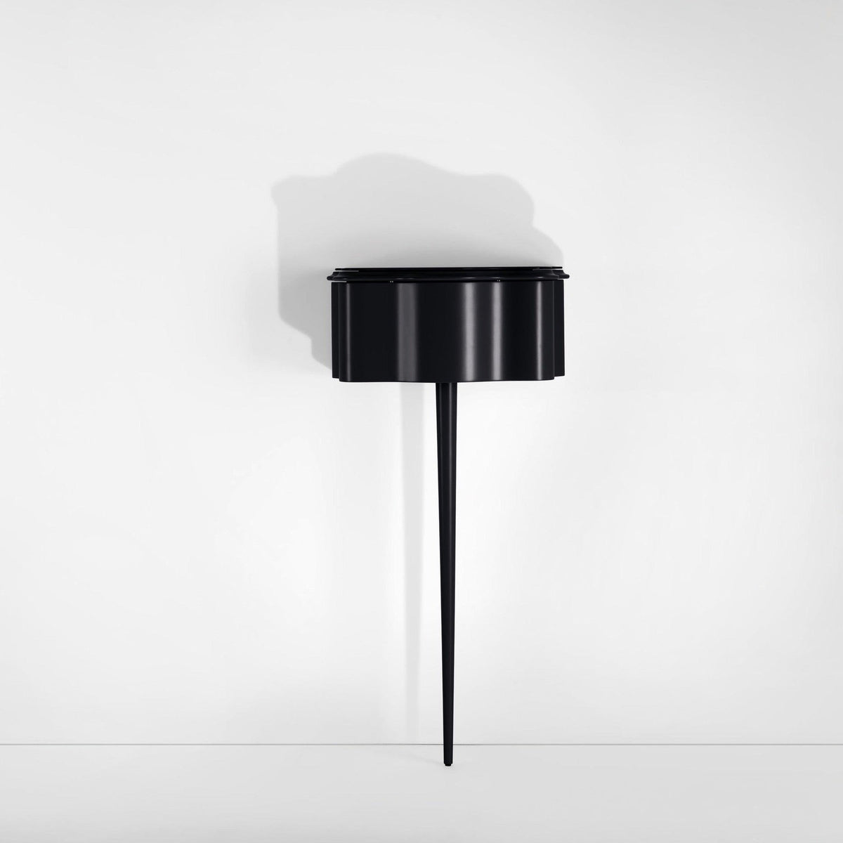 Console Carlino CM par Carlo Mollino - Zanotta-console murale noire à pied unique, de face-The Woods Gallery