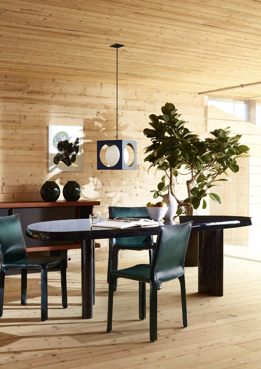 Table 525 en forme libre de Charlotte Perriand - Cassina-ambiance catalogue Cassina 2026-The Woods Gallery