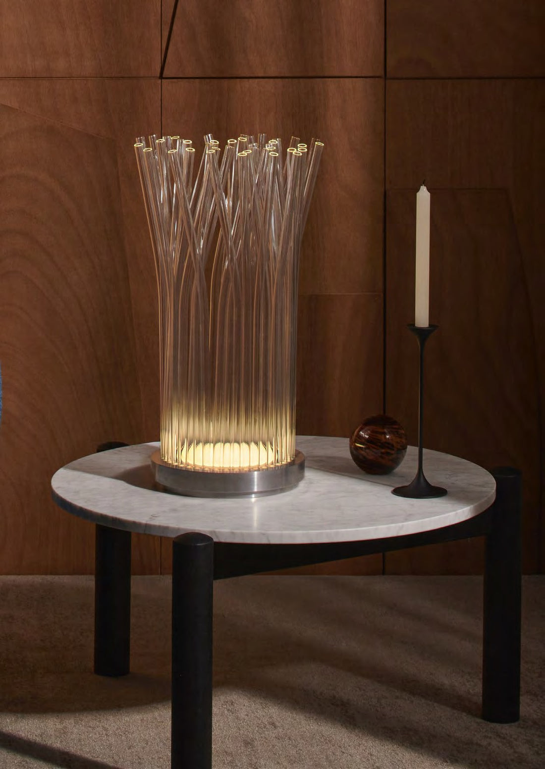Lampe à poser Fluxus-E de Paolo Ulian - Cassina-ambiance catalogue Cassina 2026-The Woods Gallery