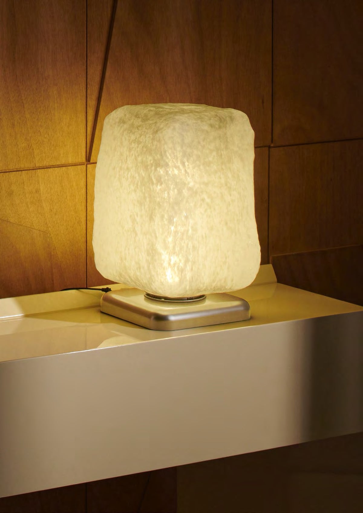 Lampe à poser Wax, Stone, Light de Linde Freya Tangelder - Cassina-ambiance catalogue Cassina 2026-The Woods Gallery