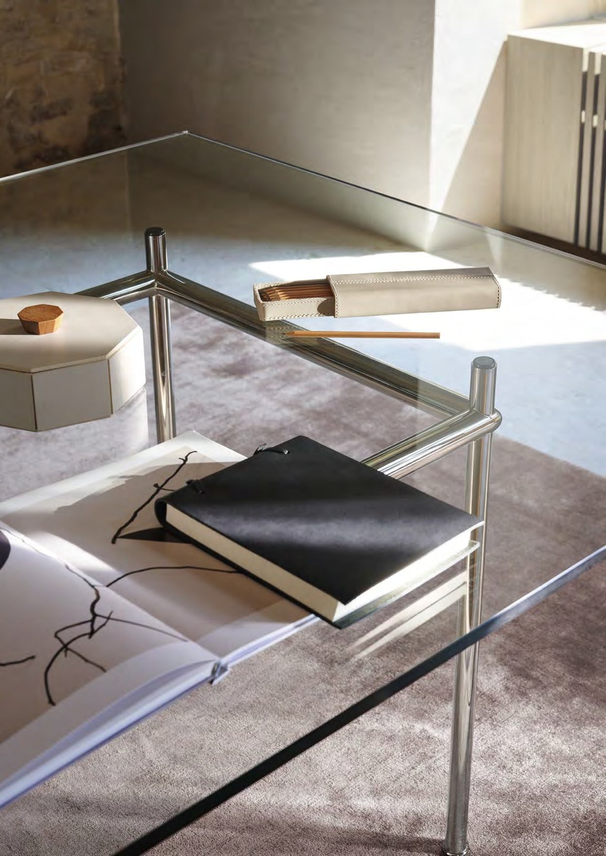 Table La Roche (LC12) de Le Corbusier et Pierre Jeanneret - Cassina-ambiance catalogue Cassina 2026 (vue 2)-The Woods Gallery