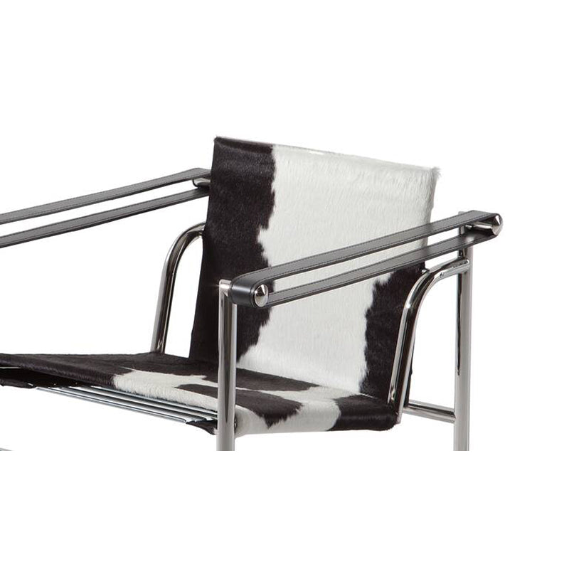 Fauteuil 1 de Le Corbusier, P. Jeanneret, C. Perriand - Cassina-peau tachetée noir et blanc, détail de face-The Woods Gallery