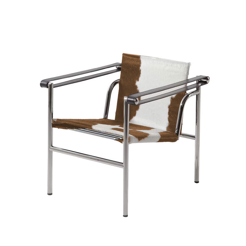 Fauteuil 1 de Le Corbusier, P. Jeanneret, C. Perriand - Cassina-peau tachetée marron et blanc, structure chromée, vue trois quarts-The Woods Gallery