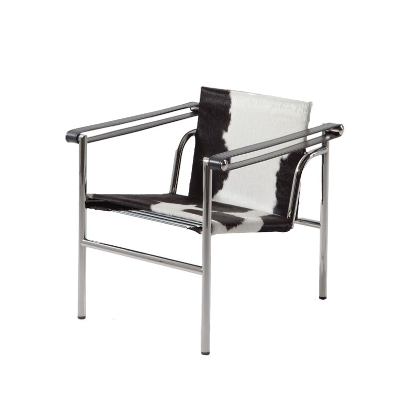 Fauteuil 1 de Le Corbusier, P. Jeanneret, C. Perriand - Cassina-peau tachetée noir et blanc, structure chromée, vue trois quarts-The Woods Gallery