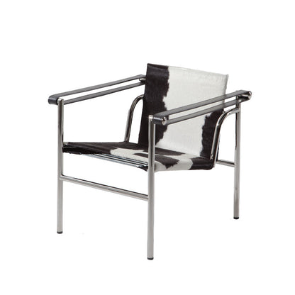 Fauteuil 1 de Le Corbusier, P. Jeanneret, C. Perriand - Cassina-peau tachetée noir et blanc, structure chromée, vue trois quarts-The Woods Gallery