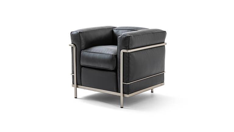 Fauteuil "2" de Le Corbusier, P. Jeanneret, C. Perriand - Cassina-vue de trois quarts, cuir noir-Cassina