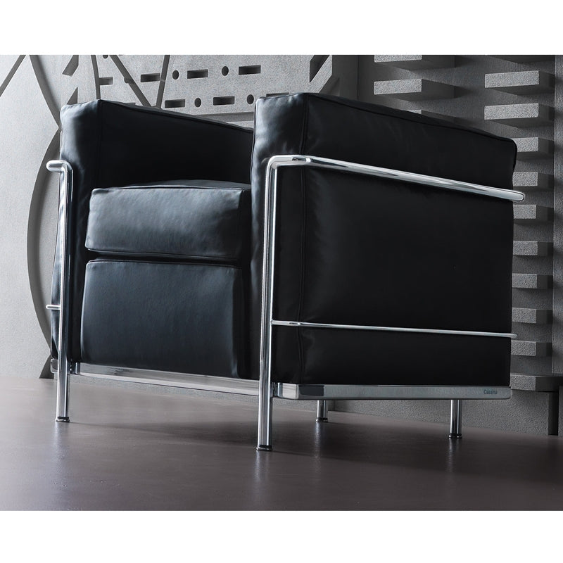 Fauteuil "2" de Le Corbusier, P. Jeanneret, C. Perriand - Cassina-en situation devant un mur gris, cuir noir-Cassina