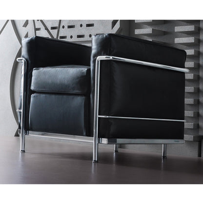 Fauteuil "2" de Le Corbusier, P. Jeanneret, C. Perriand - Cassina-en situation devant un mur gris, cuir noir-Cassina