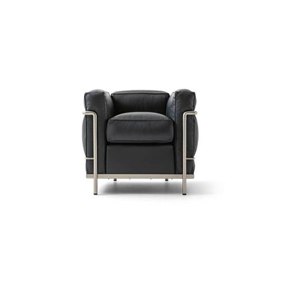 Fauteuil "2" de Le Corbusier, P. Jeanneret, C. Perriand - Cassina-vue de face, cuir noir et structure métal-Cassina