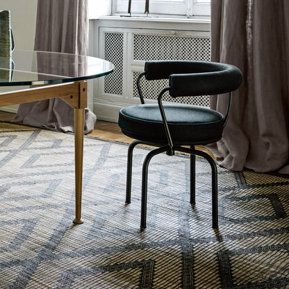 Fauteuil "7" pivotant de Le Corbusier, P. Jeanneret, C. Perriand - Cassina-Noir-The Woods Gallery