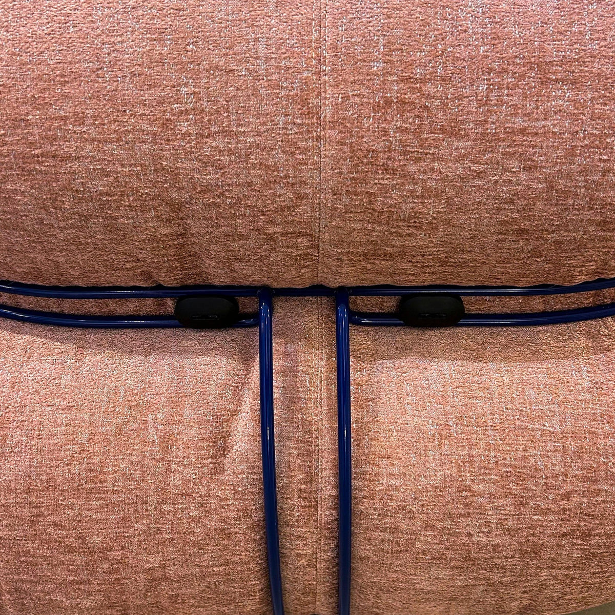 Fauteuil 944 Soriana - Cassina-détail du dossier en tissu rose et structure bleue-Cassina