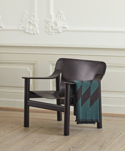 Fauteuil Bernard par Shane Schneck - Hay-en situation avec un plaid sur l&