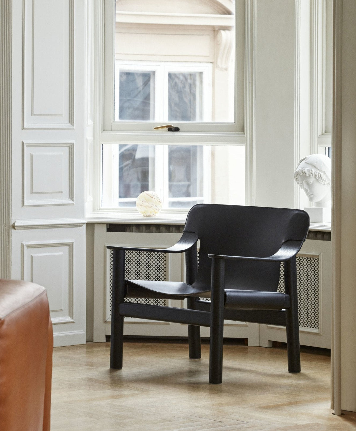 Fauteuil Bernard par Shane Schneck - Hay-en situation devant une fenêtre à côté d&