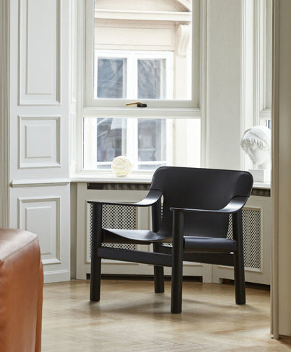 Fauteuil Bernard par Shane Schneck - Hay-en situation devant une fenêtre à côté d&